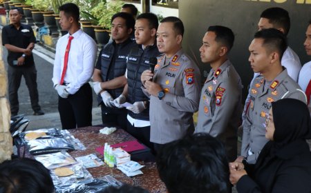 Dua Pemuda Tak Berkutik saat Diamankan Polisi karena Bawa Sajam