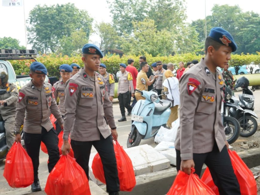 Dapur Lapangan Brimob Sediakan Makanan untuk Korban Kebakaran