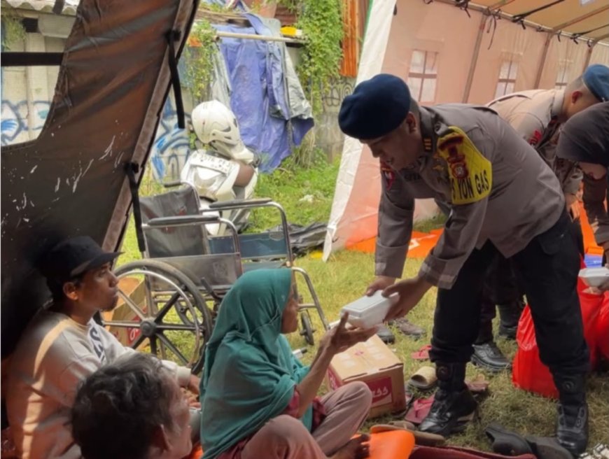 Randurlap Brimob Metro Jaya Hadirkan Makanan bagi Warga Terdampak